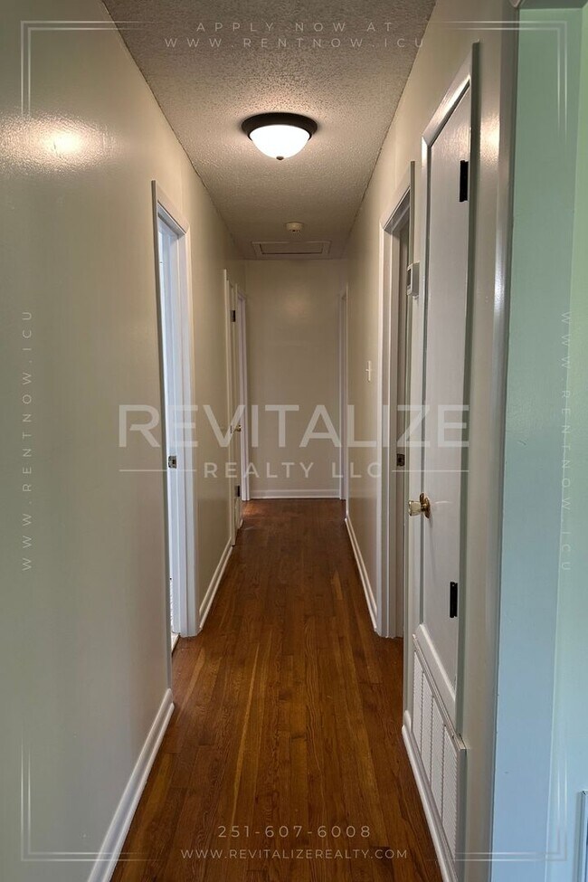 Building Photo - Updated 3 Bd /2 Ba House with NEW KITCHEN ...