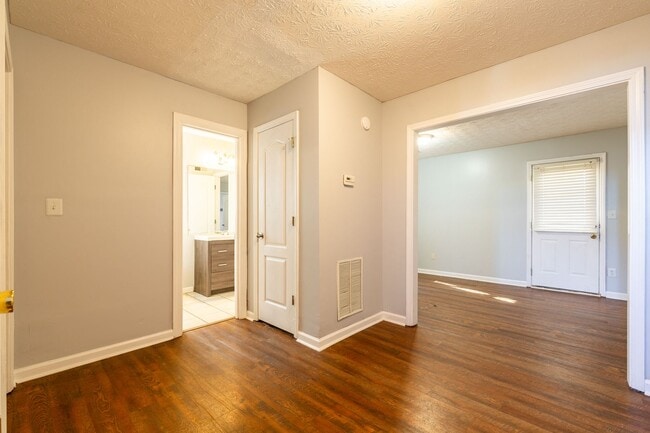 Building Photo - Spacious 5 Bedroom, 3 Bathroom Home in Cov...