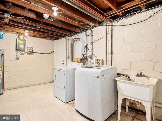 Building Photo - 3308 Wallford Dr