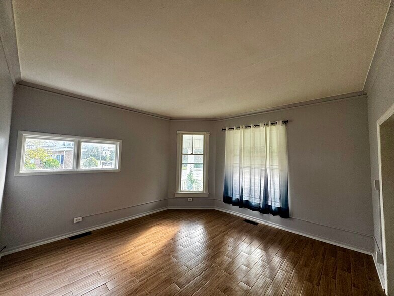 Living room - 500 N George St