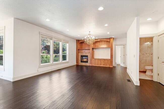 Building Photo - Stunning Large Home with 3 primary bedrooms + Tons of Amenities, Amazing Backyard !