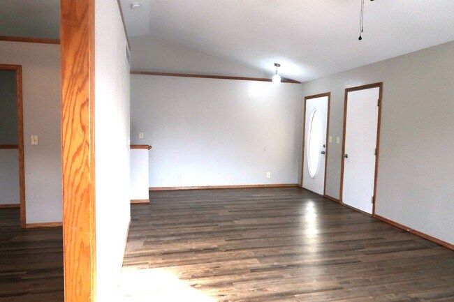 Building Photo - Beautiful 4 Bedroom 3 Bathroom Home