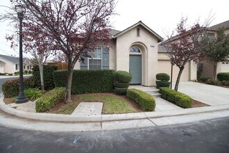 Building Photo - Cute Home in Fig Garden Gated Community.