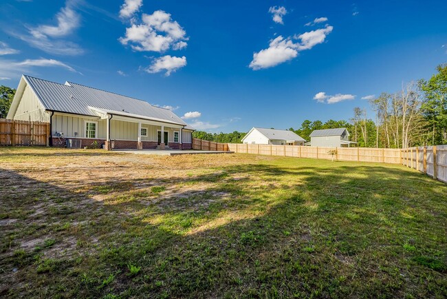 Building Photo - Like-New 4BR, 2.5BA Home with Privacy Fenc...