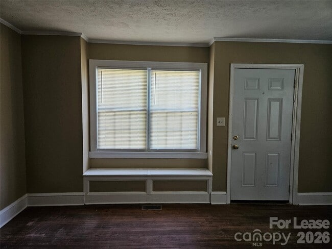 Building Photo - 67 Grattan Dr NE