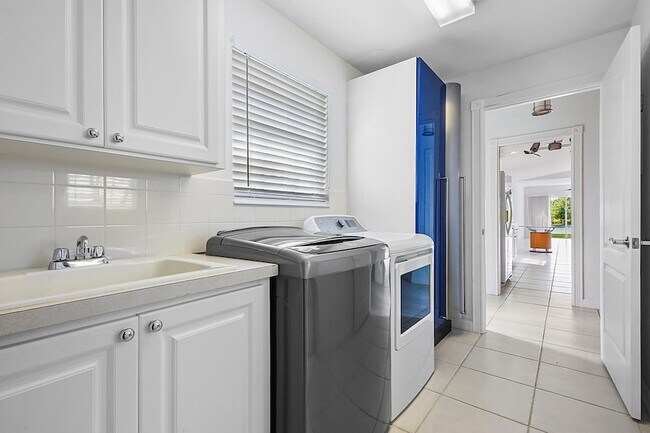 Building Photo - 8270 Eleuthera Ln