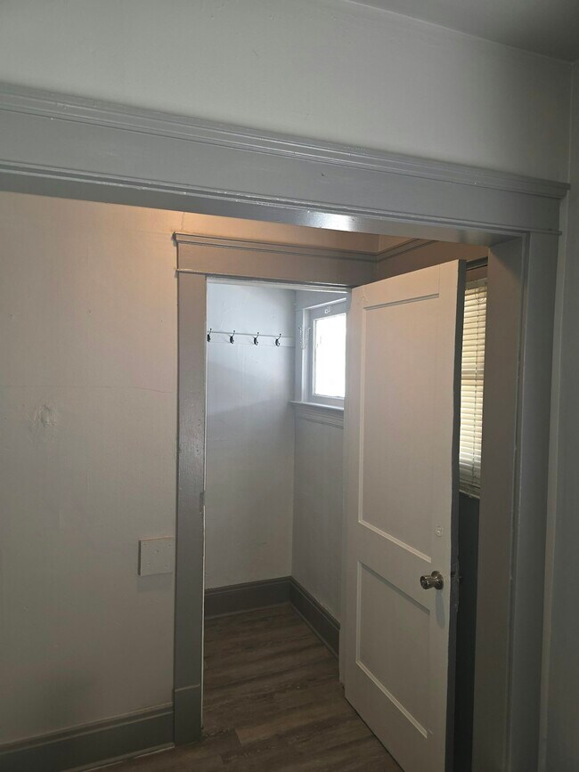 Building Photo - 650 E 130th St