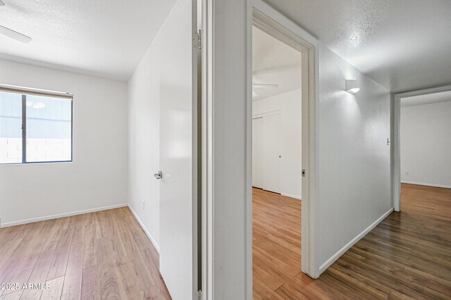 Building Photo - 1218 E Vinedo Ln