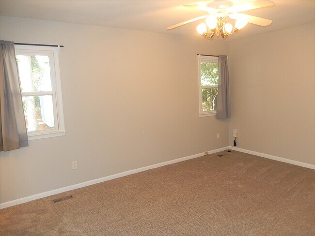 Building Photo - 3713 Sue Ellen Dr