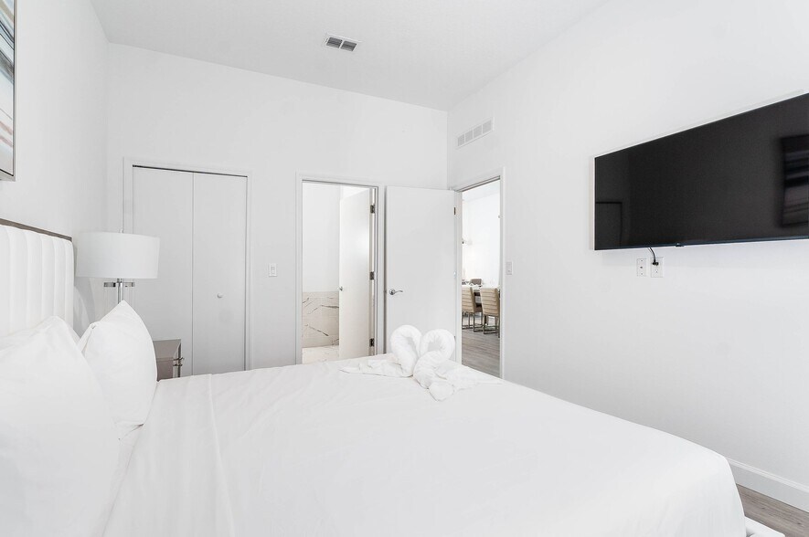Building Photo - 395 Famagusta Dr