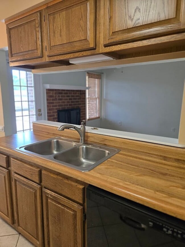 Building Photo - 3 Bedroom Townhouse in Virginia Beach