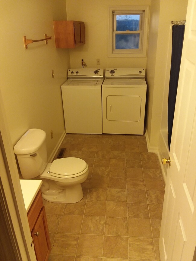 Building Photo - 445 Harner St