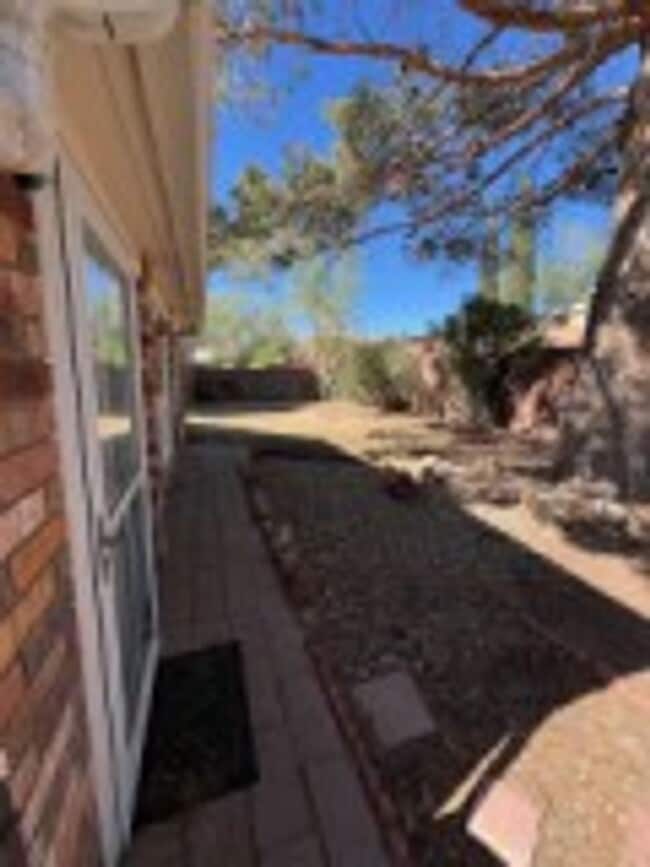 Building Photo - Beautful Brick Home with 3 BD/2 BA & Refri...