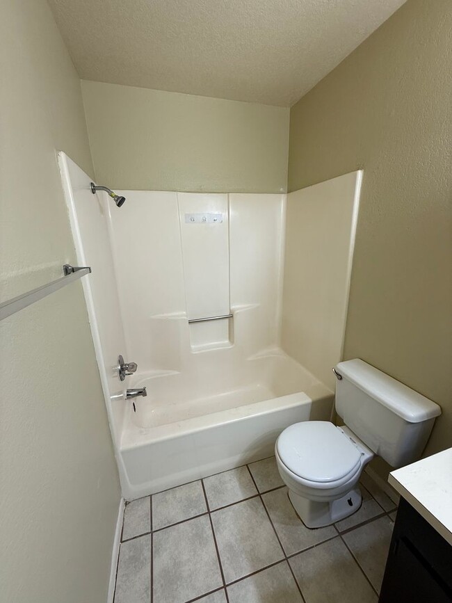 Building Photo - 2 Bedroom, 1 Bath Unit Available Now!