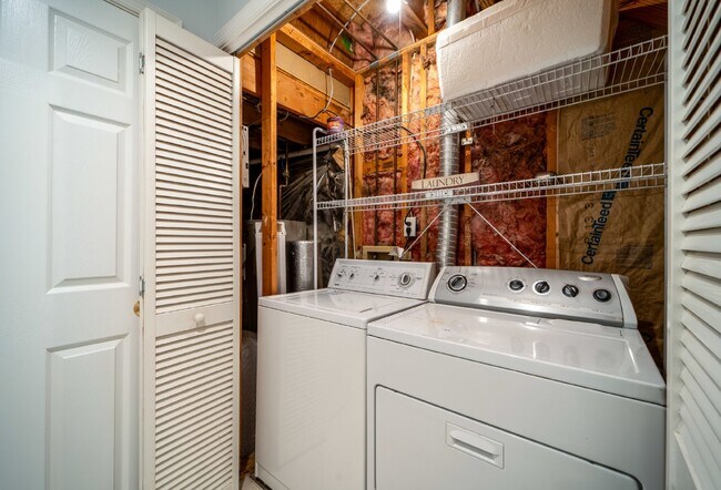 Building Photo - Three-level end unit townhome!