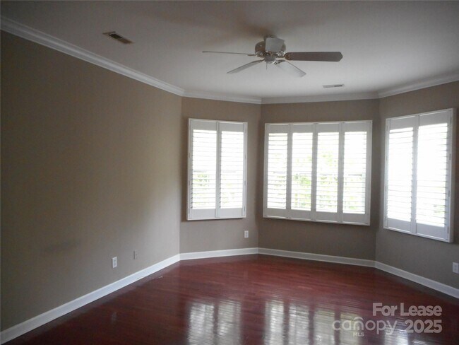 Building Photo - 11017 Valley Spring Dr