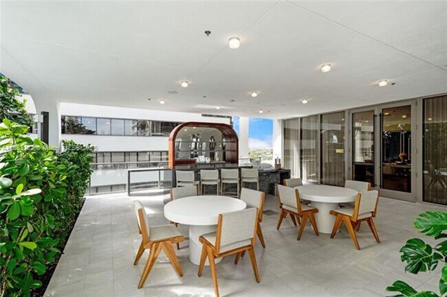 Building Photo - 2655 S Bayshore Dr