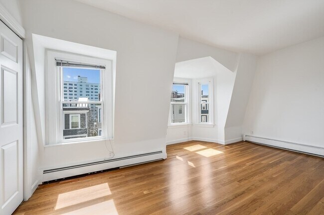 Building Photo - 402 E 7th St
