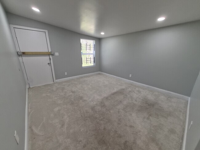 Building Photo - 3922 N Butler Ave