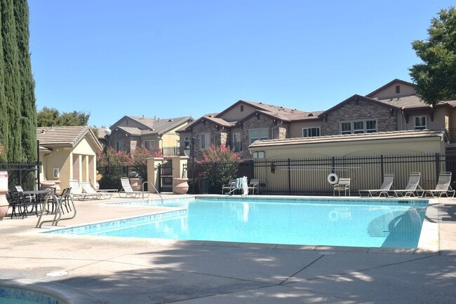 Building Photo - 3301 N Park Dr