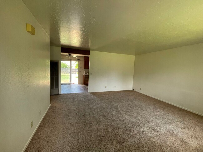 Building Photo - East Redding home with huge yard