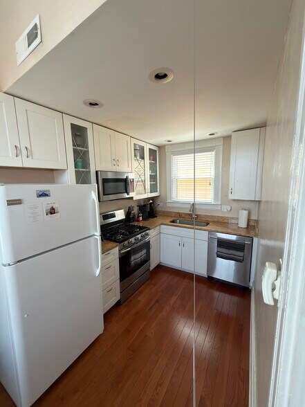 Building Photo - 1142 Saint Gregory St