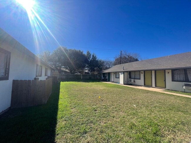 Building Photo - 2607 Ektom Dr