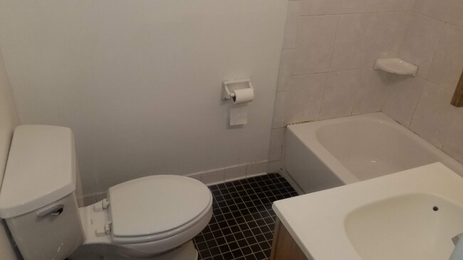 Building Photo - "Charming 2-Bed Condo Retreat in Oxon Hill...
