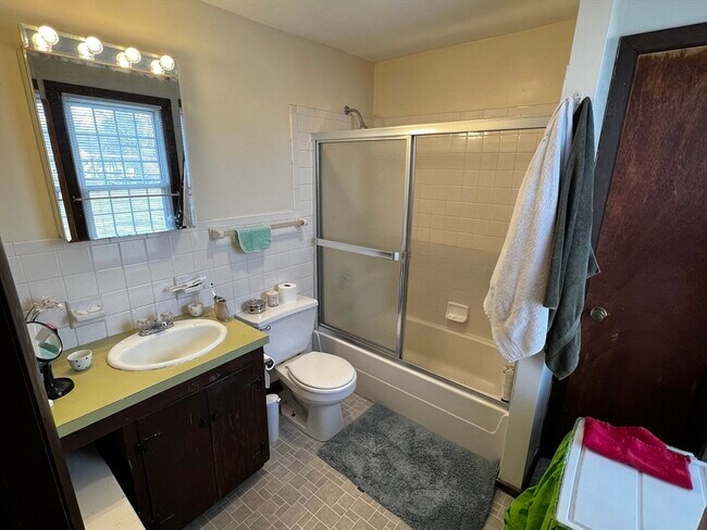 Building Photo - 797 Main St