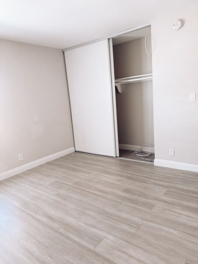 Building Photo - Large Townhome with 2 car garage