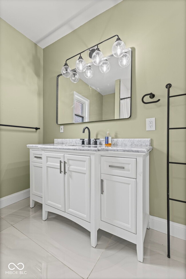 Building Photo - 721 E 23rd St