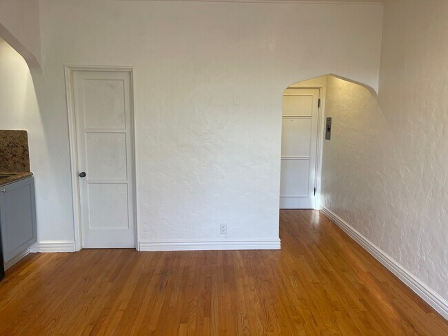 Building Photo - 152 S Peck Dr