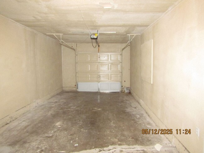Building Photo - Lovely 3 bedroom 1 1/2 bath Pet friendly home