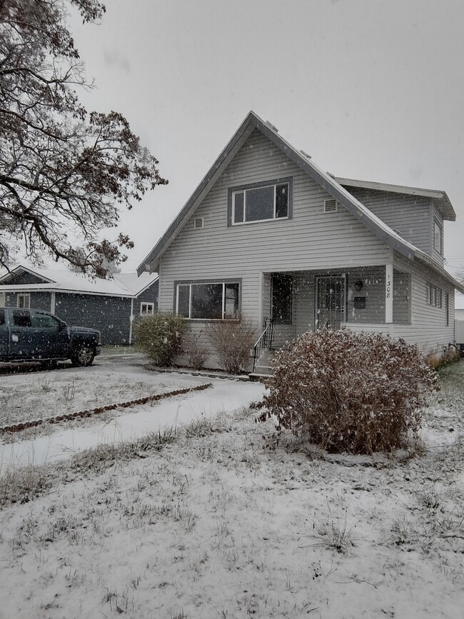 Building Photo - 1308 E Queen Ave