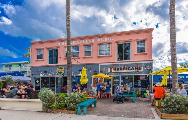 Building Photo - 1531 SE Royal Green Cir