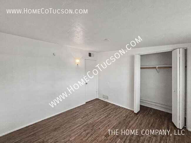 Building Photo - 800 N Alamo Ave