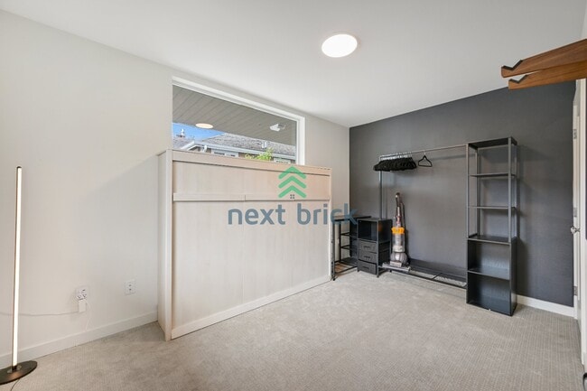 Building Photo - Beautiful 2 Bed 2.5 Bath Townhome for Rent