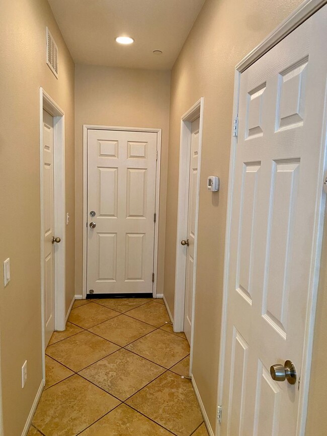 Building Photo - Spacious 3 bed 2.5 bath Townhouse