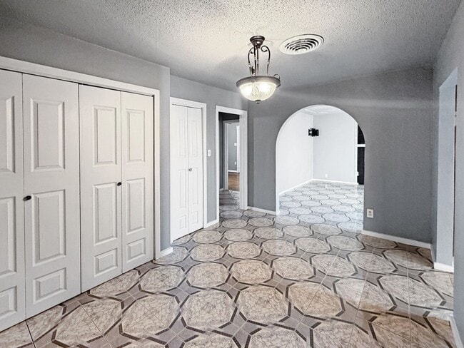 Building Photo - 910 W Taylor Ave