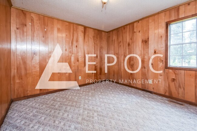 Building Photo - 638 S Elm St