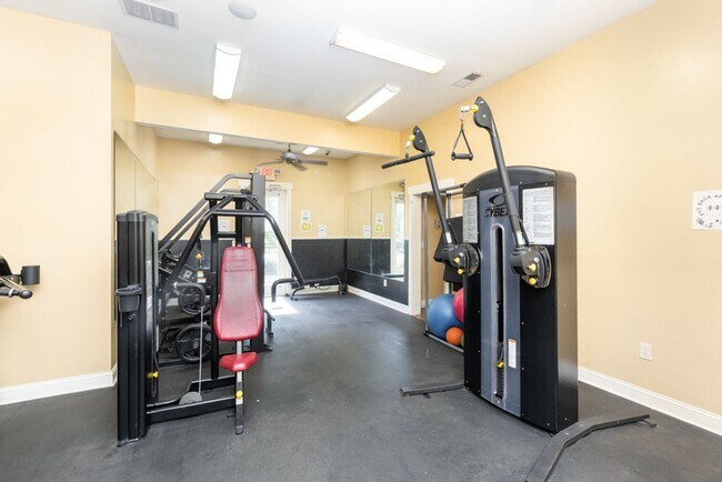 Building Photo - 3 Bedroom Flat, End unit Apartment - Available at Woodlands with $500 deposit. Ask your leasing a...