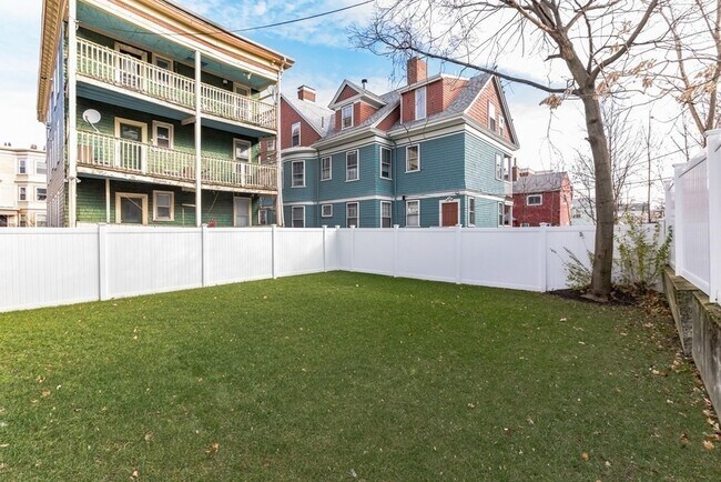 Building Photo - 54 Pleasant St