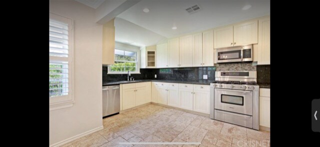 Building Photo - 4922 Hayvenhurst Ave