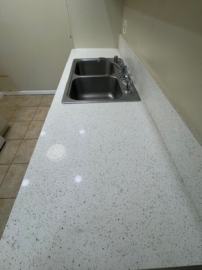 Building Photo - Long Beach 2 bed 1.5 Bath Condo - Pool, Laundry, & Parking included!