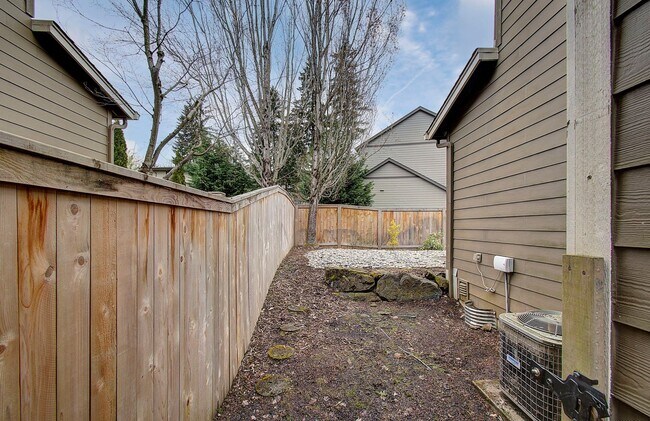 Building Photo - Beautiful 2 Story Town Home - Riverview Terrace Washougal!