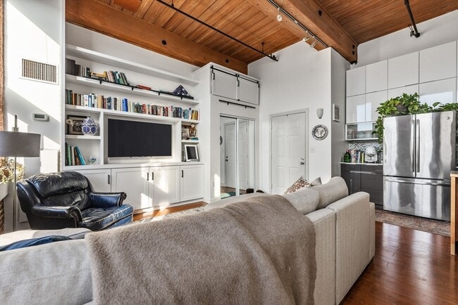 Building Photo - 320 W 2nd St