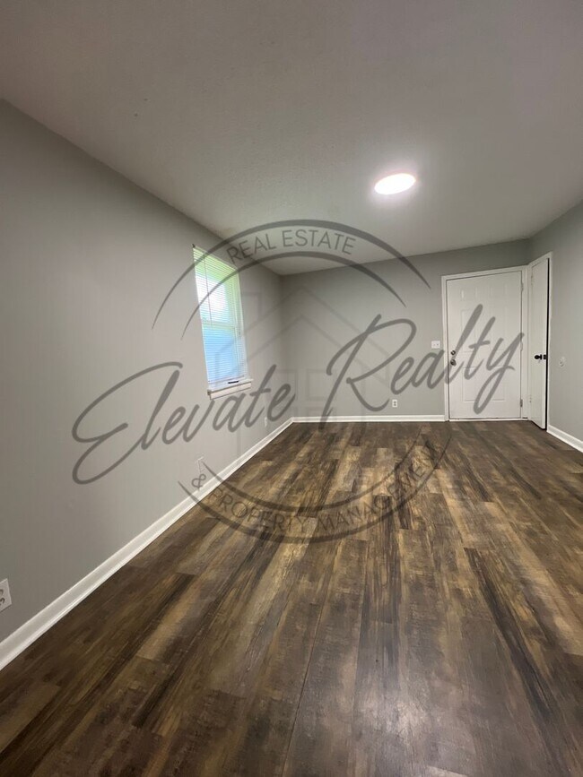 Building Photo - Trailwood Circle 909-911