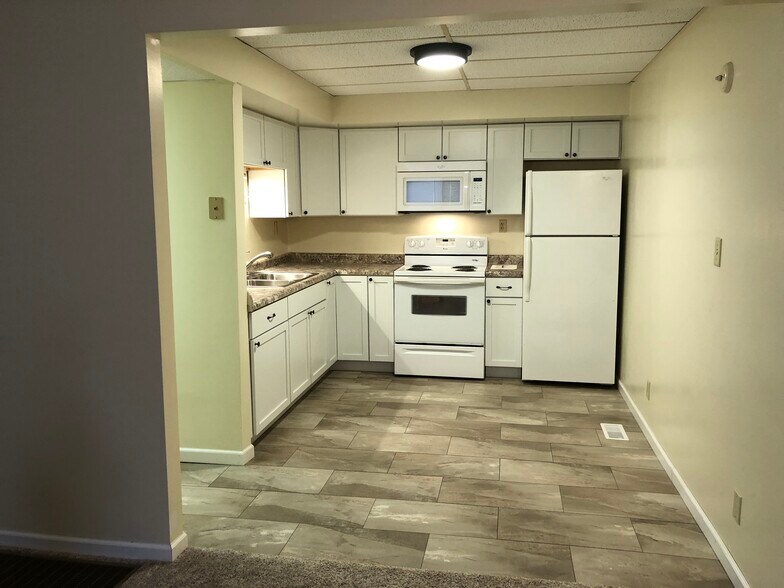 Eat in kitchen - 306 E Henry St