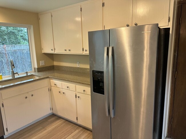 Building Photo - Beautiful custom 3 bedroom 2 bathroom hous...
