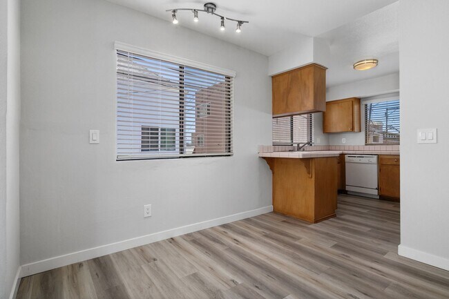 Building Photo - Mission Beach. 3 bedroom, 2.5 bath, 2 car garage,